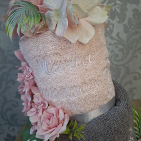 tort z ręczników personalizowanych na prezent szaro różowy